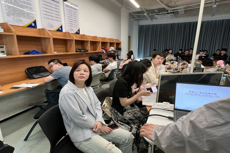 观摩教师认真听课.jpg