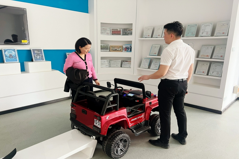 参观展厅.jpg 参观展厅.jpg