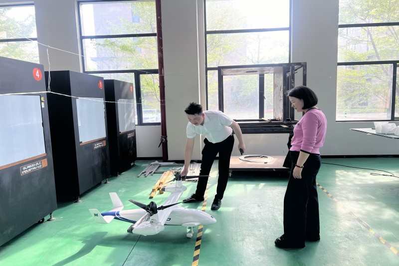 参观生产车间.jpg 参观生产车间.jpg