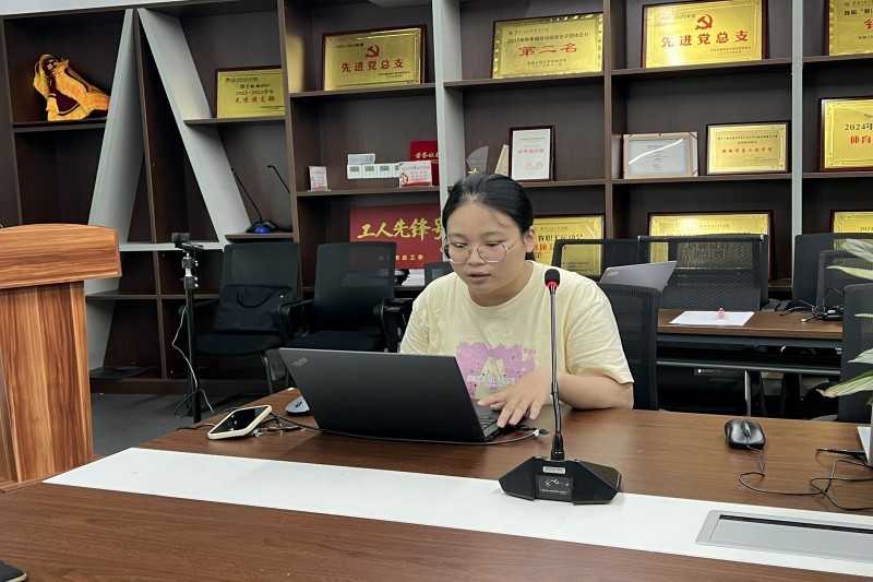 汪老师讲话.jpg 汪老师讲话.jpg